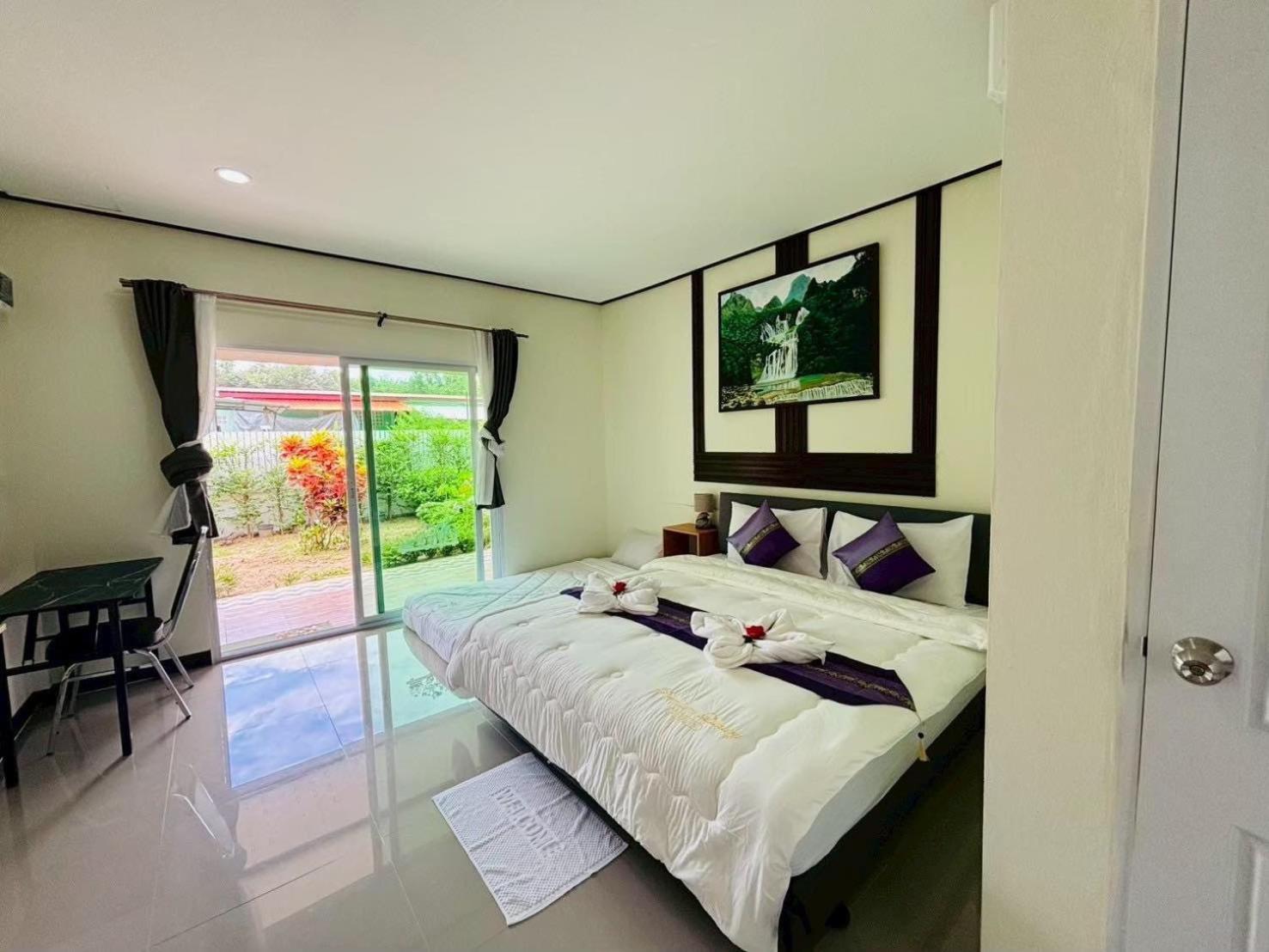 Queen Room with Garden View
